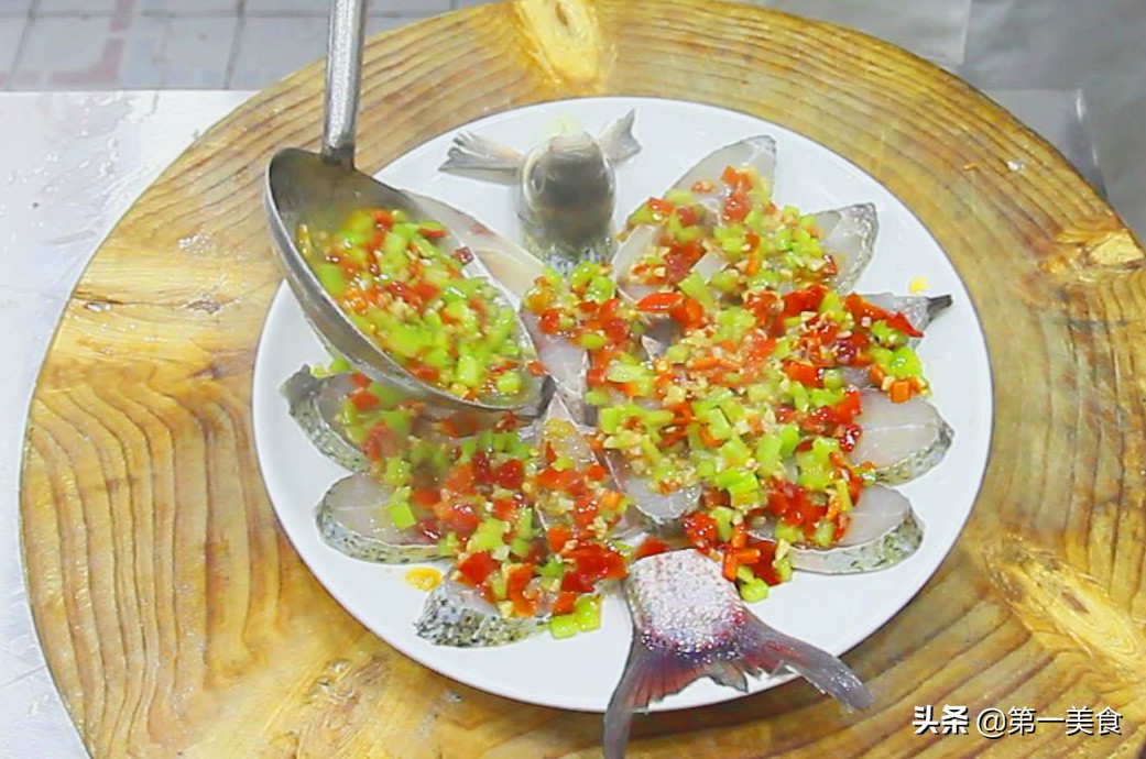 图片[10]-厨师长分享剁椒武昌鱼的做法口感细腻 香辣美味 又是一道待客菜-起舞食谱网