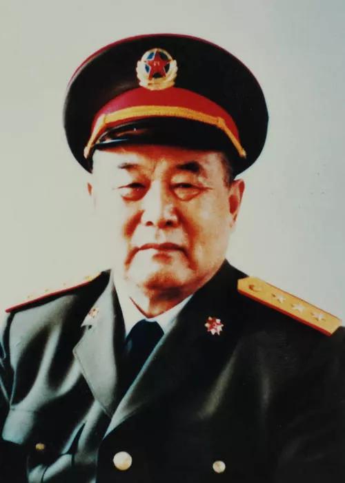 他14岁参加红军，29岁才当团长，57岁超越许世友