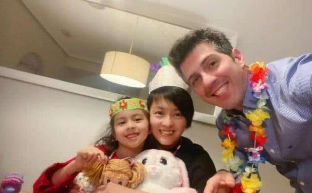 梁咏琪带女儿摘草莓，混血女儿继承妈妈美貌，