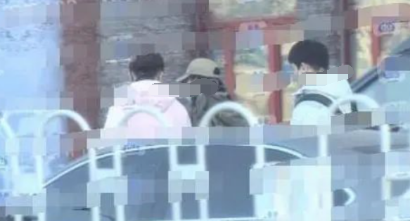 白百何深夜与神秘男聚餐，一路热聊疑似恋爱，