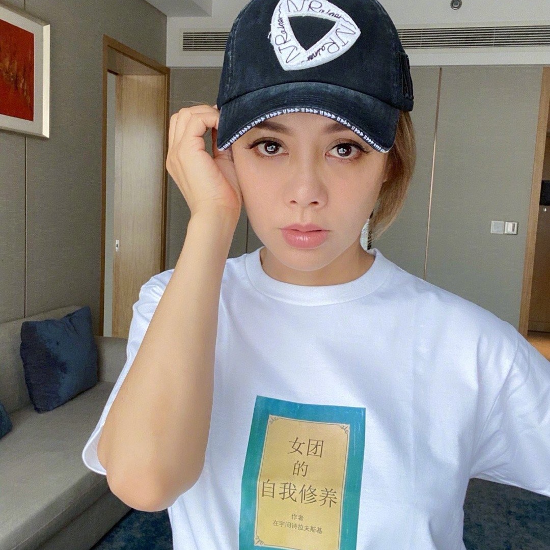 姐姐们对校服不满，宁静刘涛公开吐槽，黄圣依带七箱衣服拍摄