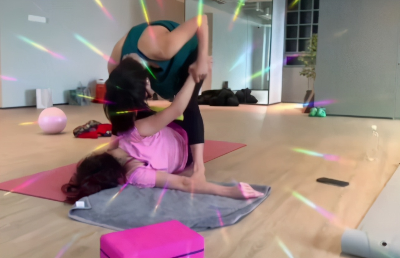 張柏芝元氣寫真，著修身運動裝扎高馬尾，身材絕美少女感十足