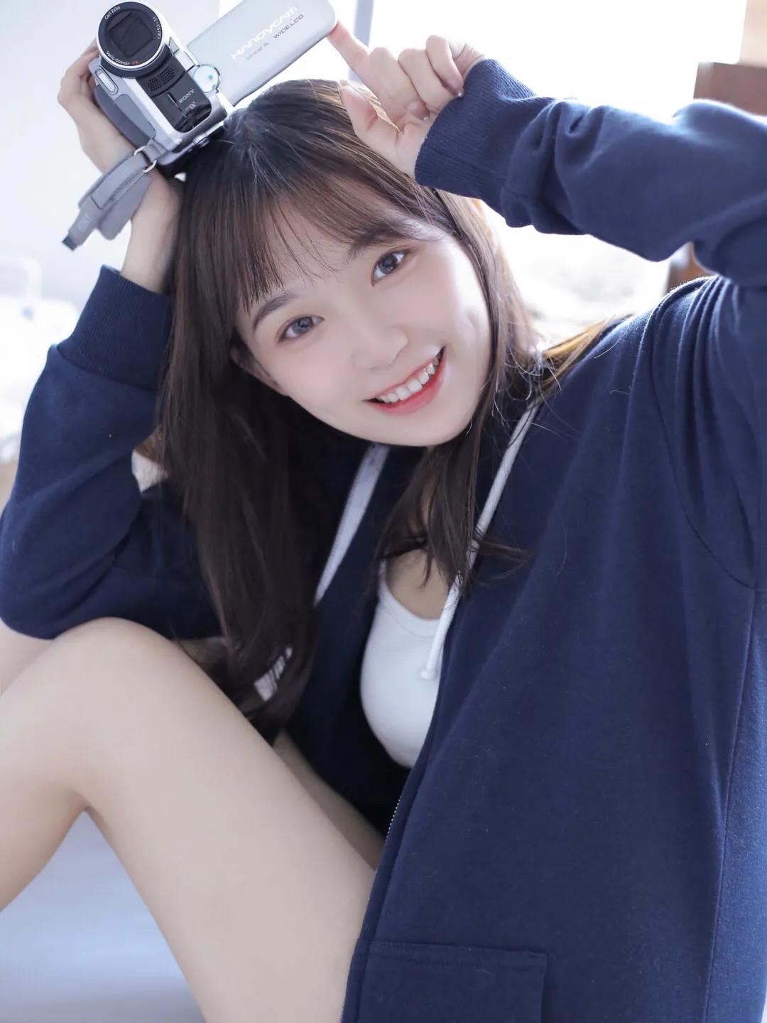 清纯短发美女学生短裙美腿甜美气质图片