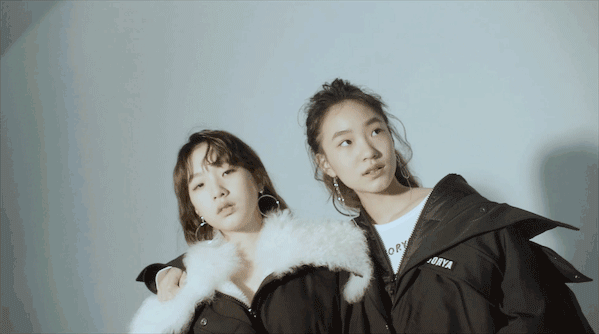 小S女儿再合体拍大片，许曦文搭肩妹妹罕露甜笑，高冷又甜美