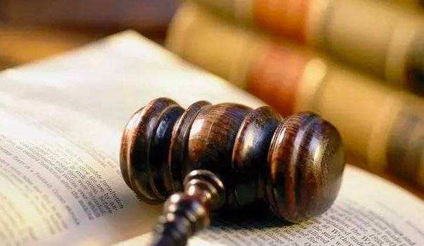 鲍毓明的收入，折合成人民币是多少？