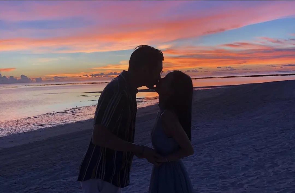 Bella太痴情，发旧照纪念逝去的男友，和高以翔相互依偎十分甜蜜