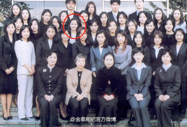 金泰熙真不平凡，大学合照与同学画风不一样，难怪食堂打饭遭围观