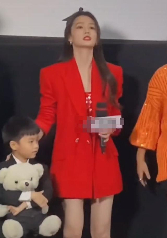 王大陆继拔火罐式热吻后，又强迫李沁露美背，李沁用妙招"报复"