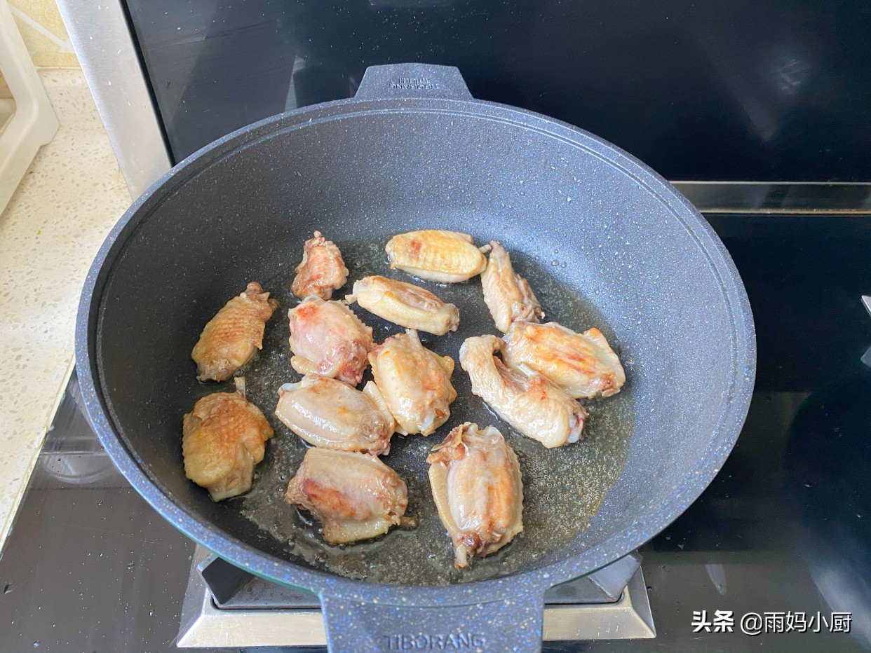 雞翅和土豆一起煲，越吃越香，富含滿滿膠原蛋白，好吃不會胖