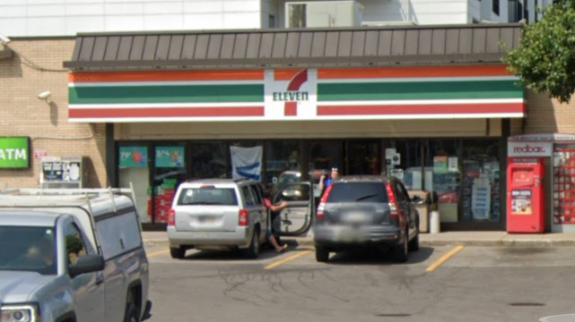 美国便利店店员提醒顾客戴口罩，竟遭其泼咖啡