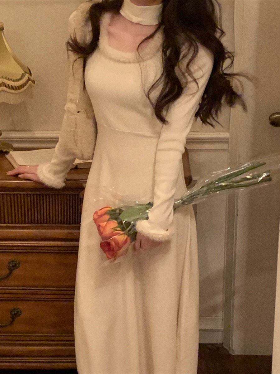 金晨桃粉连衣裙不见素日扁平感，气质冷艳，这