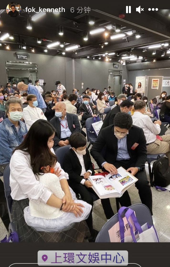 霍啟剛週末攜妻兒看畫展，兒子專注女兒秀氣，郭晶晶穿搭氣質佳