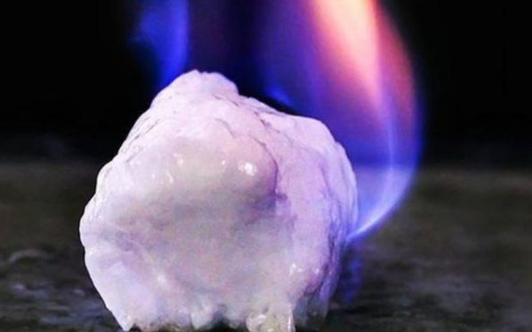 中国南海燃起一把火，烧出5000亿吨黄金，欧美各