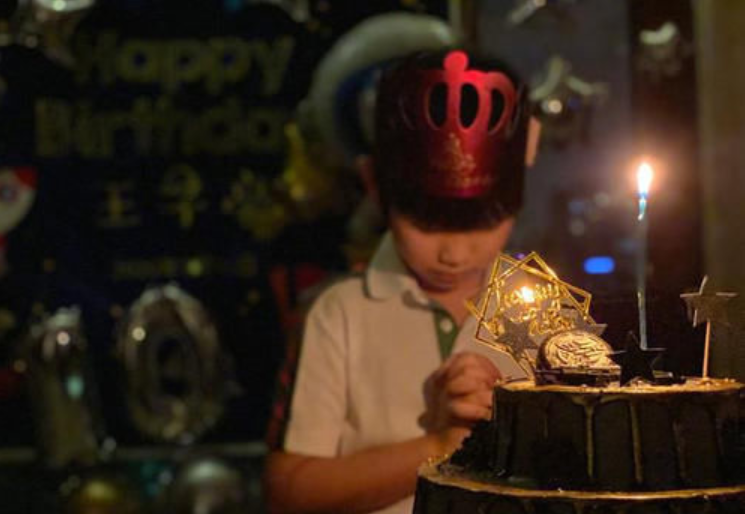 王宝强为儿子庆祝10岁生日，晒照发文父爱爆棚，马蓉难得低调