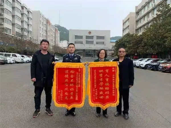 身边的榜样 | 面对巨款不动心 警院学子获锦旗