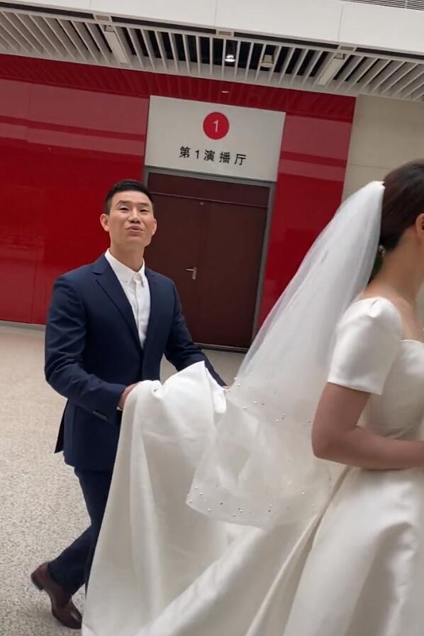 嘎子哥“二婚”言论争议删视频后，为老婆贴心