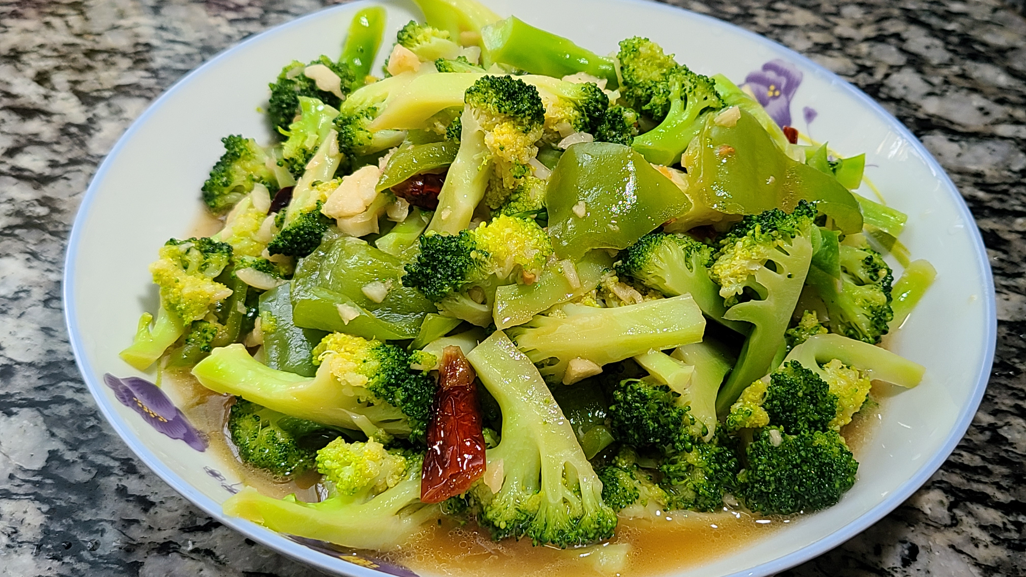 蒜蓉西蘭花，清淡好吃，做法很簡單，多吃蔬菜對身體好