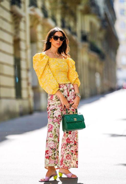 张含韵翻红后真会穿，泡泡袖配大红裙减龄又好