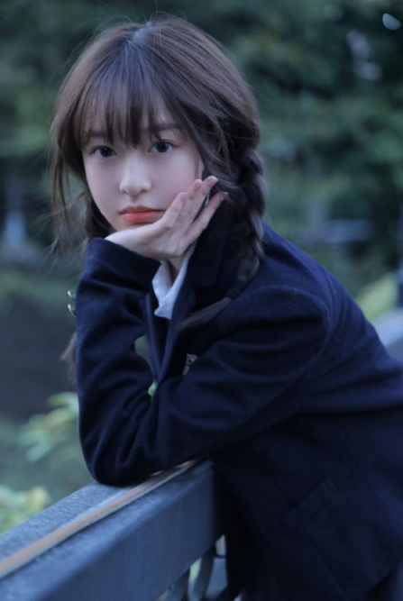 王思聪在泰国被拍到和一女孩街头逛夜市，看清