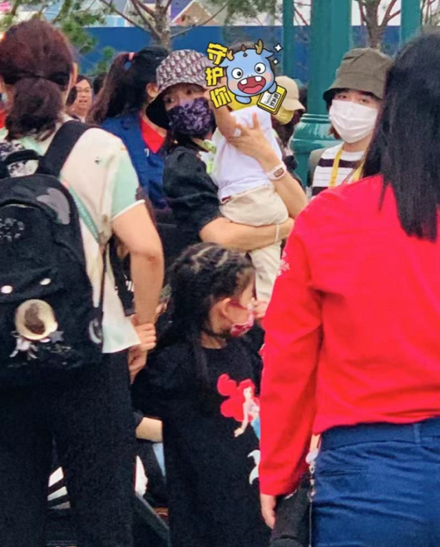 汪峰章子怡一家五口环球影城被偶遇，儿子正脸曝光，像极姐姐醒醒