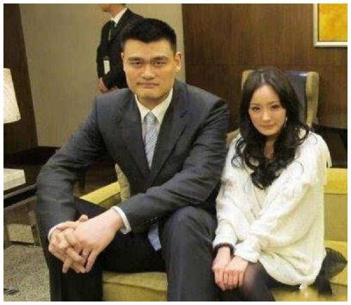 “身高检测器”姚明与众星合影：黄晓明让人意外，韩红小鸟依人