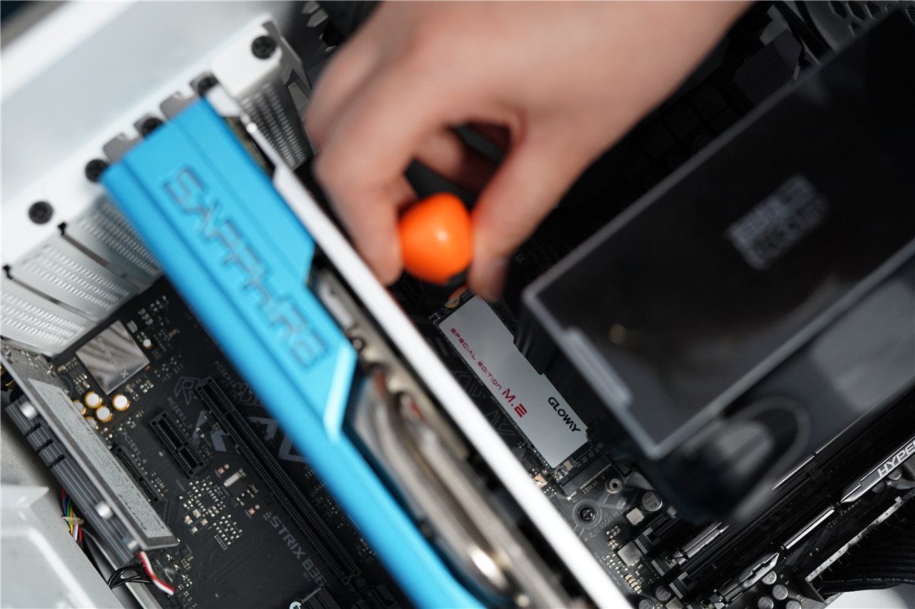 光威骁将NVMe 240G SSD国产主控芯片组合性能强