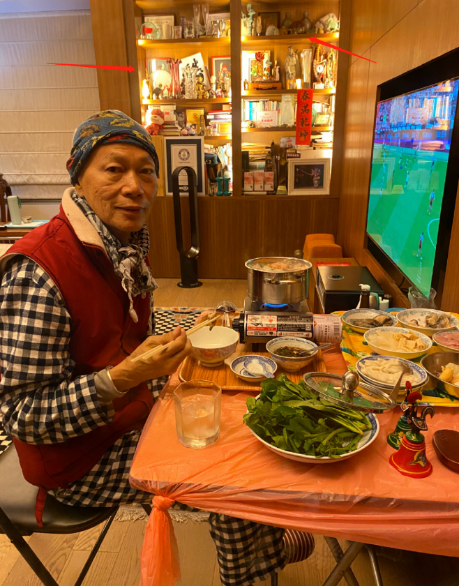 汪明荃用塑料布铺桌子显寒酸，却被曝房子值六千万阳台能站50人