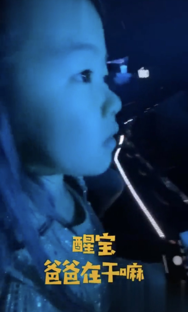 章子怡抱女儿探班汪峰，见证对方高光时刻，毫不掩饰对丈夫的崇拜
