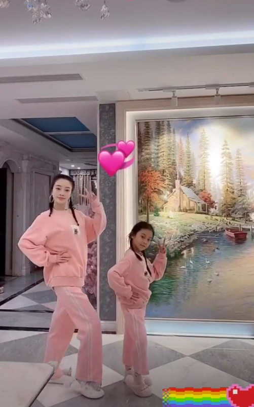 李小璐與女兒同框跳舞，母女穿親子裝像極姐妹花，甜馨越長越漂亮