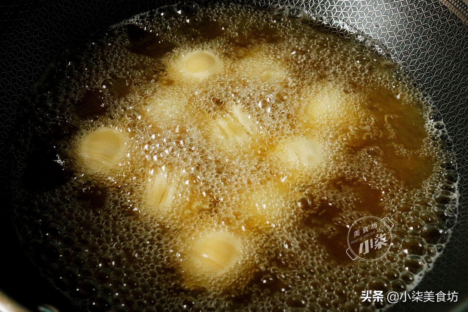 一口酥，做法简单无难度，外酥里软一口一个，越吃越香，太解馋了