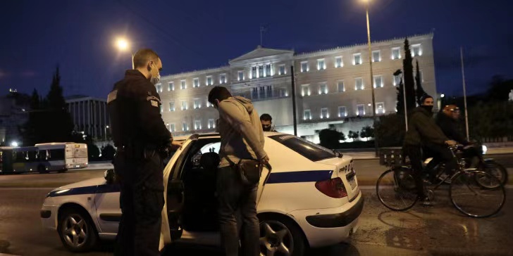 希腊警方在雅典市中心逮捕14名反口罩示威者