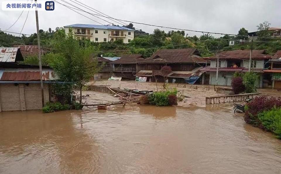 暴雨引发山洪 缅甸掸邦曼通半数房屋被淹没