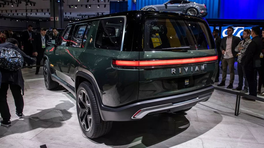 英国也是有新造车阵营，Rivian R1S作为七座SUV，却比超级跑车加快还快