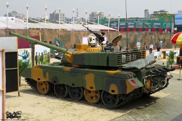 卢旺达首次展示中国卡车炮