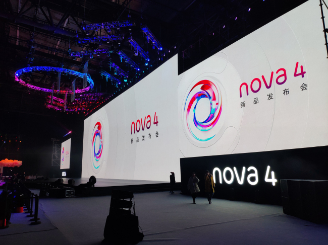 华为公司nova4宣布公布：埋孔屏下摄像镜头 4800万超广角镜头三摄，3099元开售