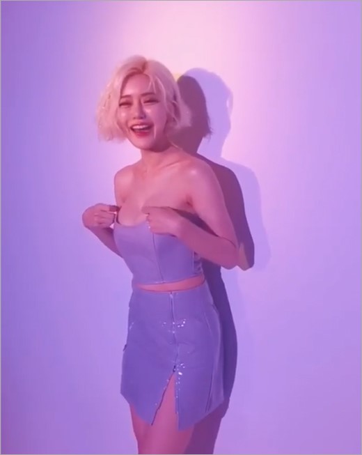 韩国美女DJ SODA社交网站发照秀火爆身材