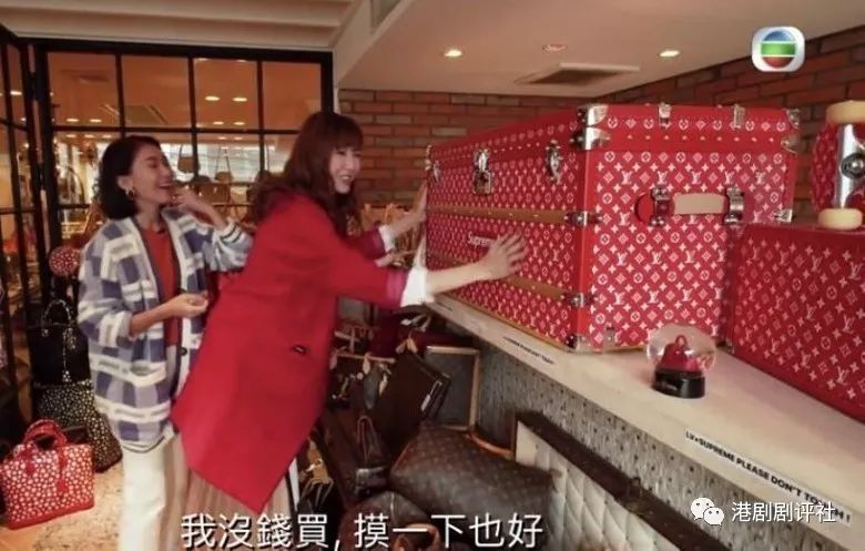 TVB女歌手拍节目乱摸店铺物品 被网友骂失礼港女