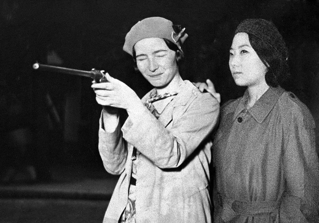90后清华美女学霸,和名人拍“假照”,被揭发后还获国际大奖?