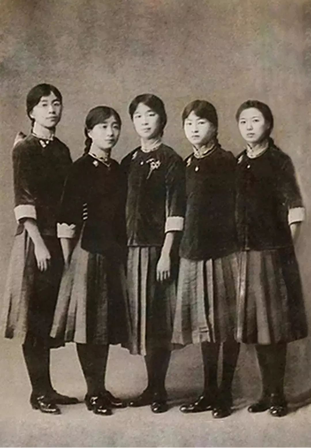 90后清华美女学霸,和名人拍“假照”,被揭发后还获国际大奖?