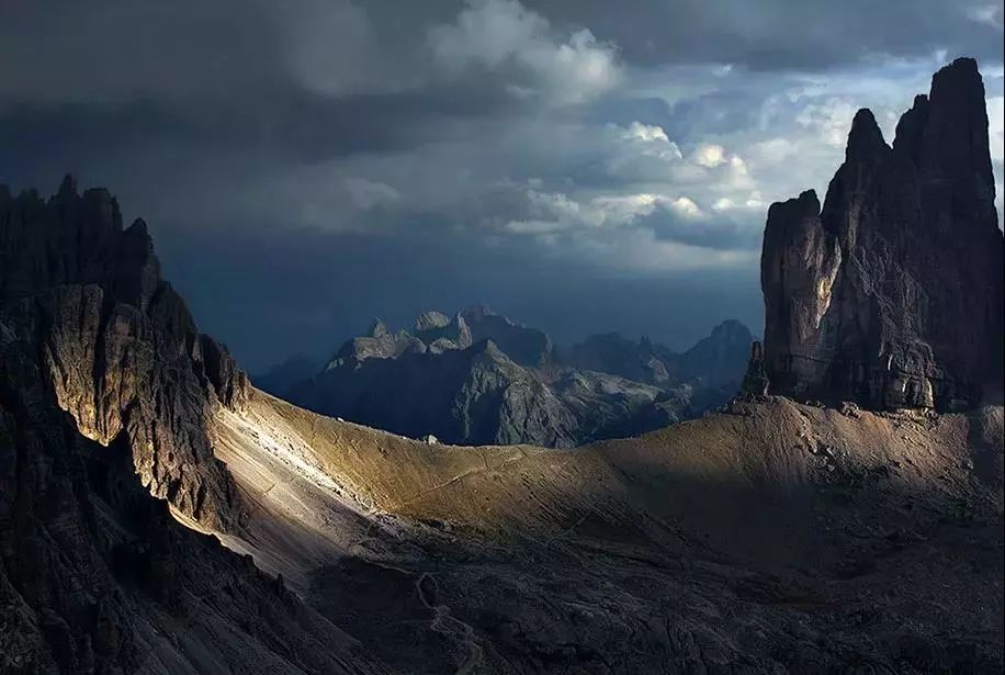 他是色盲，却拍出了最惊艳的世界