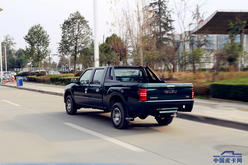 动力依然是亮点试驾庆铃五十铃t17两驱长货箱