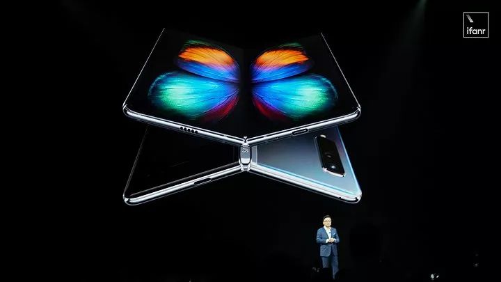 5G折叠屏！17500元！华为新推的手机刷屏！网友：手机壳……