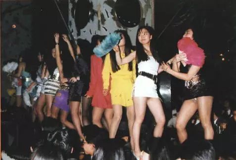 炒房！援交！送女友礼物只送卡地亚金戒！90年代日本人有钱到连美国都不放在眼里！