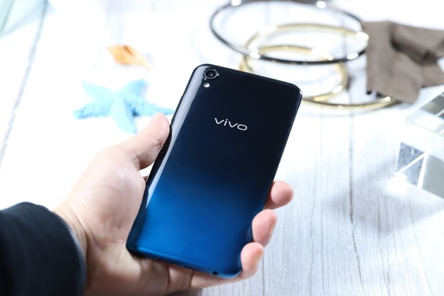 一见倾心vivo Y91入门感受：将时尚潮流一手把握