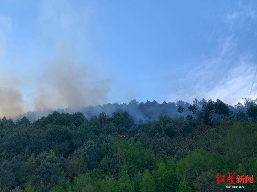 凉山越西近400人扑救森林大火  4个起火点已经灭了3个