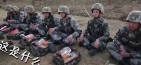 Want to eat fried chicken to be rancorred by the monitor: Buy a hammer! The grievance expression of elder brother of arms taking money is very lovely