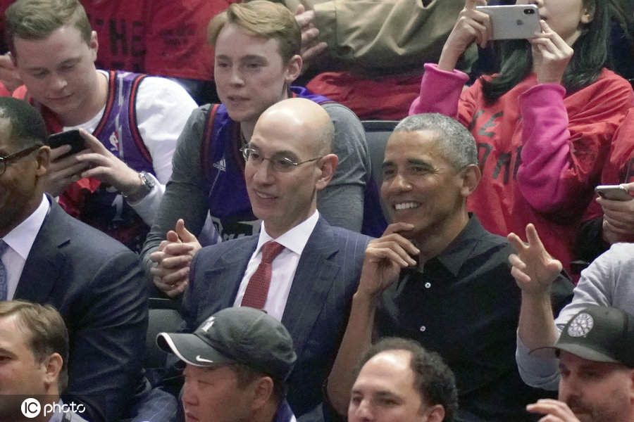 为什么奥巴马喜欢nba(“最懂球的总统”！奥巴马现身NBA总决赛 全场球迷热烈欢迎)