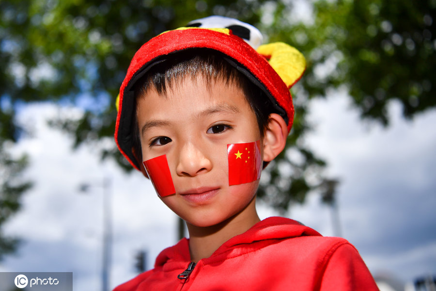 06德国世界杯女足合影(德国女足VS中国女足赛前 双方球迷场外聚集举国旗造势)