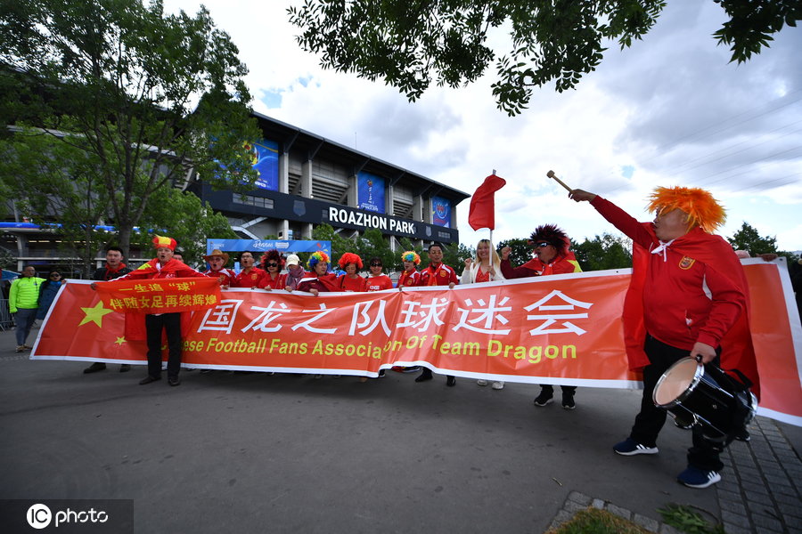 06德国世界杯女足合影(德国女足VS中国女足赛前 双方球迷场外聚集举国旗造势)