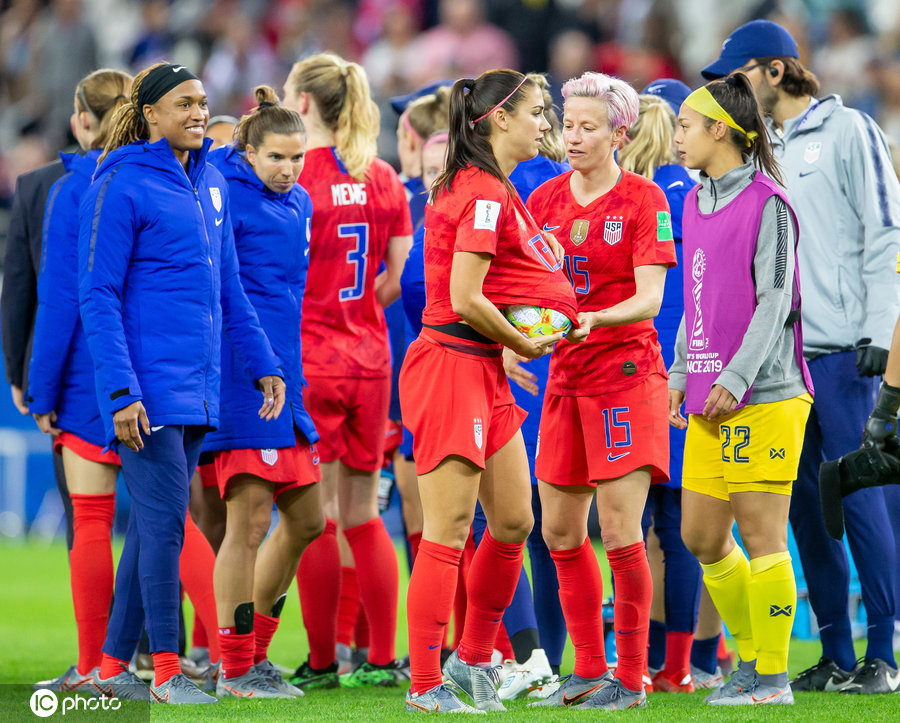 2019年女足世界杯美国对泰国(不留情面！美国女足13-0泰国，泰国姑娘蹲地上都要哭出来了)